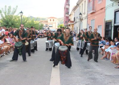 Ritmo africano con boato de la batucada kumkumtrà en moros y cristianos