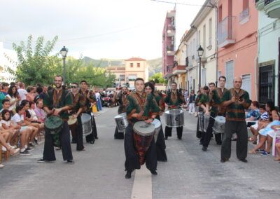Ritmo africano con boato de la batucada kumkumtrà en moros y cristianos