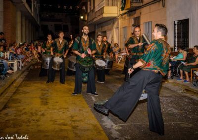 Ritmo africano y cabalgata medieval de la batucada kumkumtrà en moros y cristianos