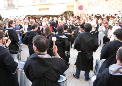Ritmo africano y cabalgata medieval de la batucada kumkumtrà en moros y cristianos