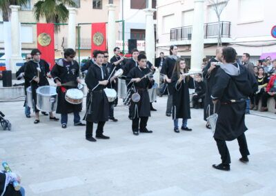 Ritmo africano y cabalgata medieval de la batucada kumkumtrà en moros y cristianos