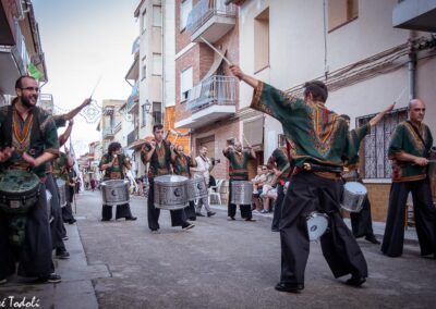 Ritmo africano con boato de la batucada kumkumtrà en moros y cristianos