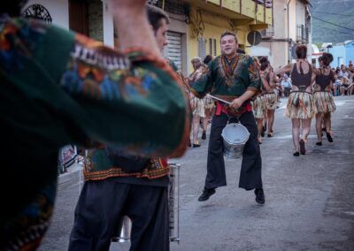 Ritmo africano con boato de la batucada kumkumtrà en moros y cristianos