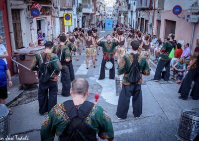 Ritmo africano y cabalgata medieval de la batucada kumkumtrà en moros y cristianos