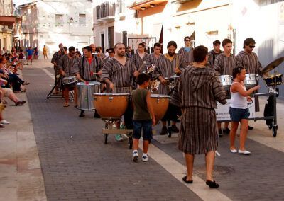 Ritmo africano y cabalgata medieval de la batucada kumkumtrà en moros y cristianos