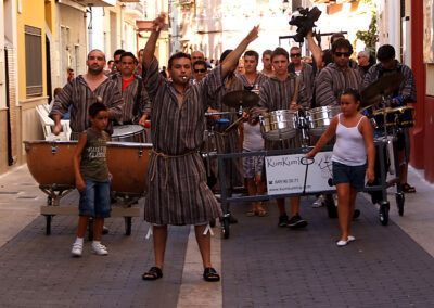 Ritmo africano y cabalgata medieval de la batucada kumkumtrà en moros y cristianos